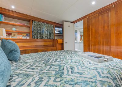 ariadne-charter-superyacht-queen-guest-cabin